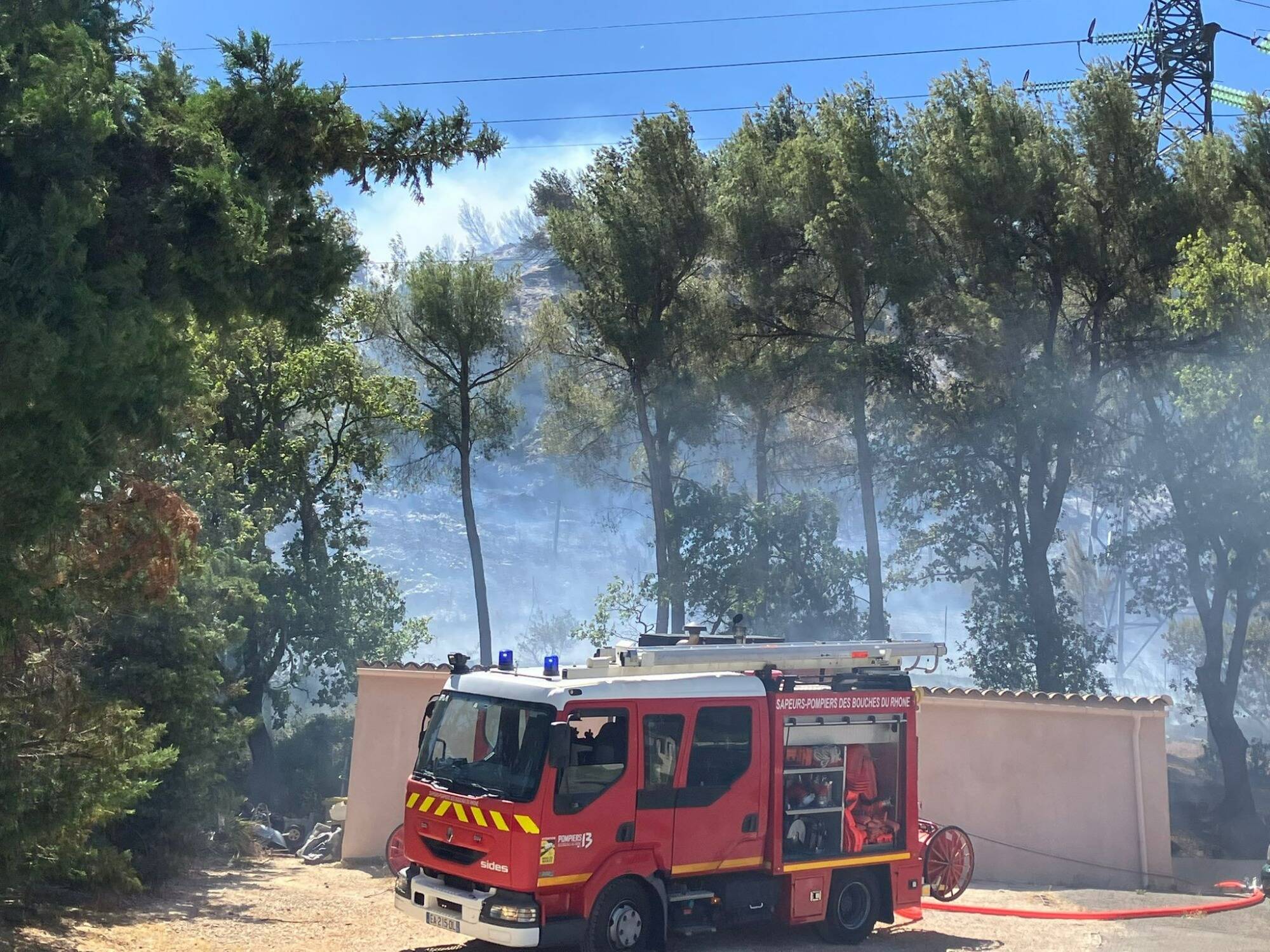 Habitants confinés, 350ha partis en fumée, le trafic aérien à l'arrêt, des pompiers varois en renfort... Le point sur l'important incendie qui s'est déclaré près de Marseille