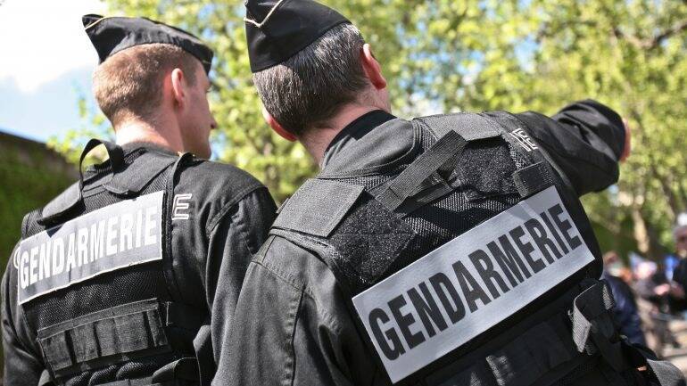 Une femme mise en examen après la découverte du corps d'un homme dans la serre de son jardin