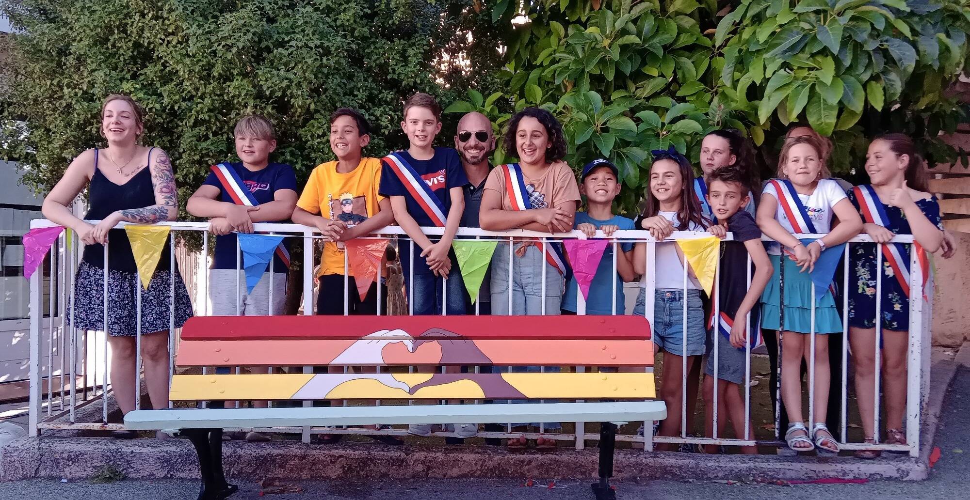 L'idée est venue des enfants: on vous explique à quoi servent ces bancs pas comme les autres inaugurés dans la cour de l'école de Solliès-Toucas