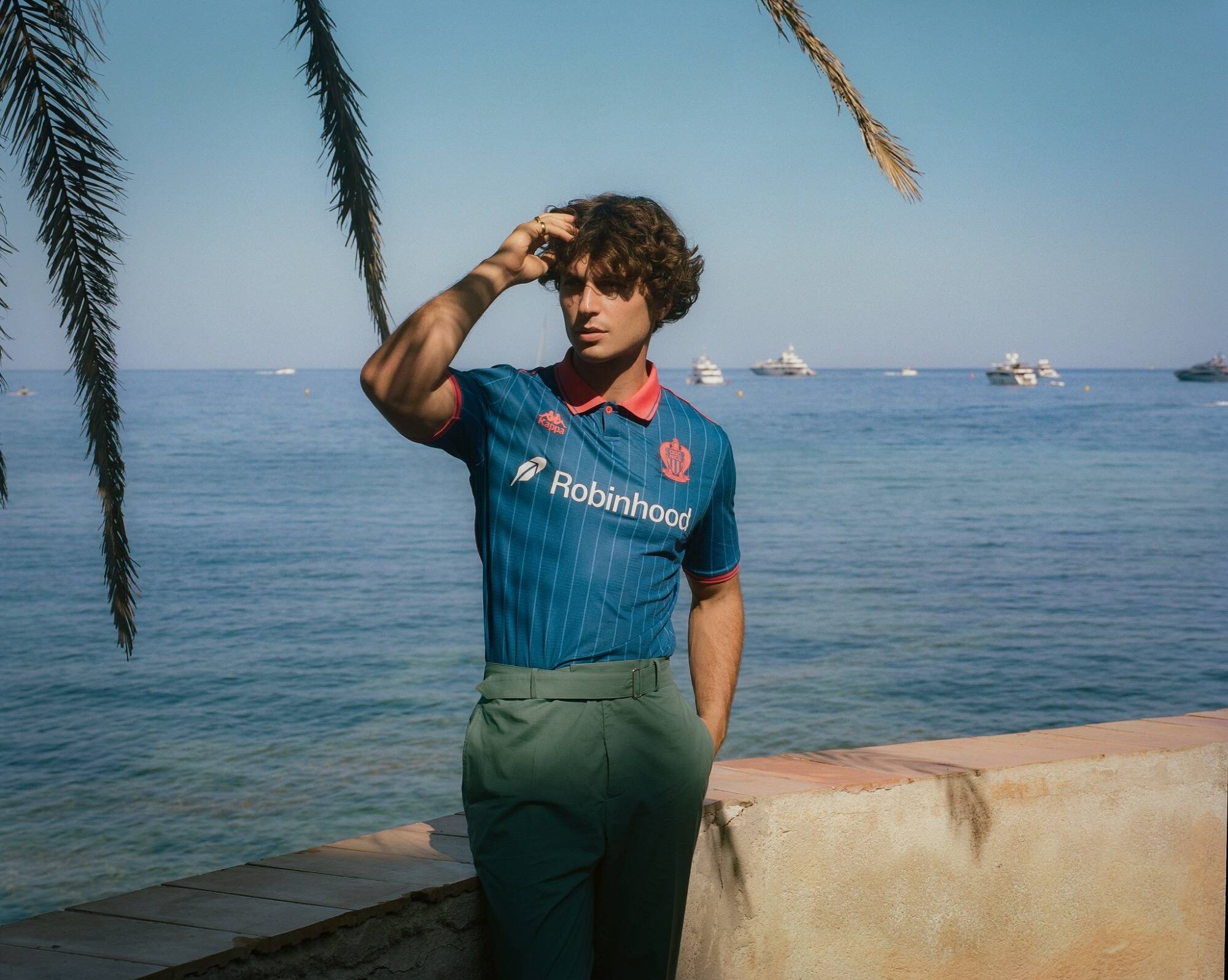 "Honte", "affreux", "on perd notre identité": le nouveau maillot third "La Riviera" suscite une vague de critiques chez les supporters de l'OGC Nice