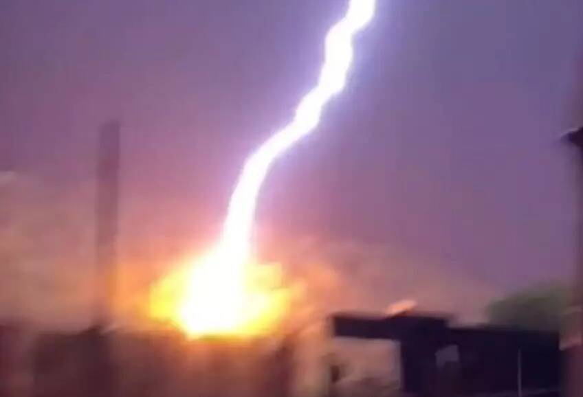 "Une énorme détonation": l'incroyable photo de l'impact de foudre qui a frappé Nice hier soir