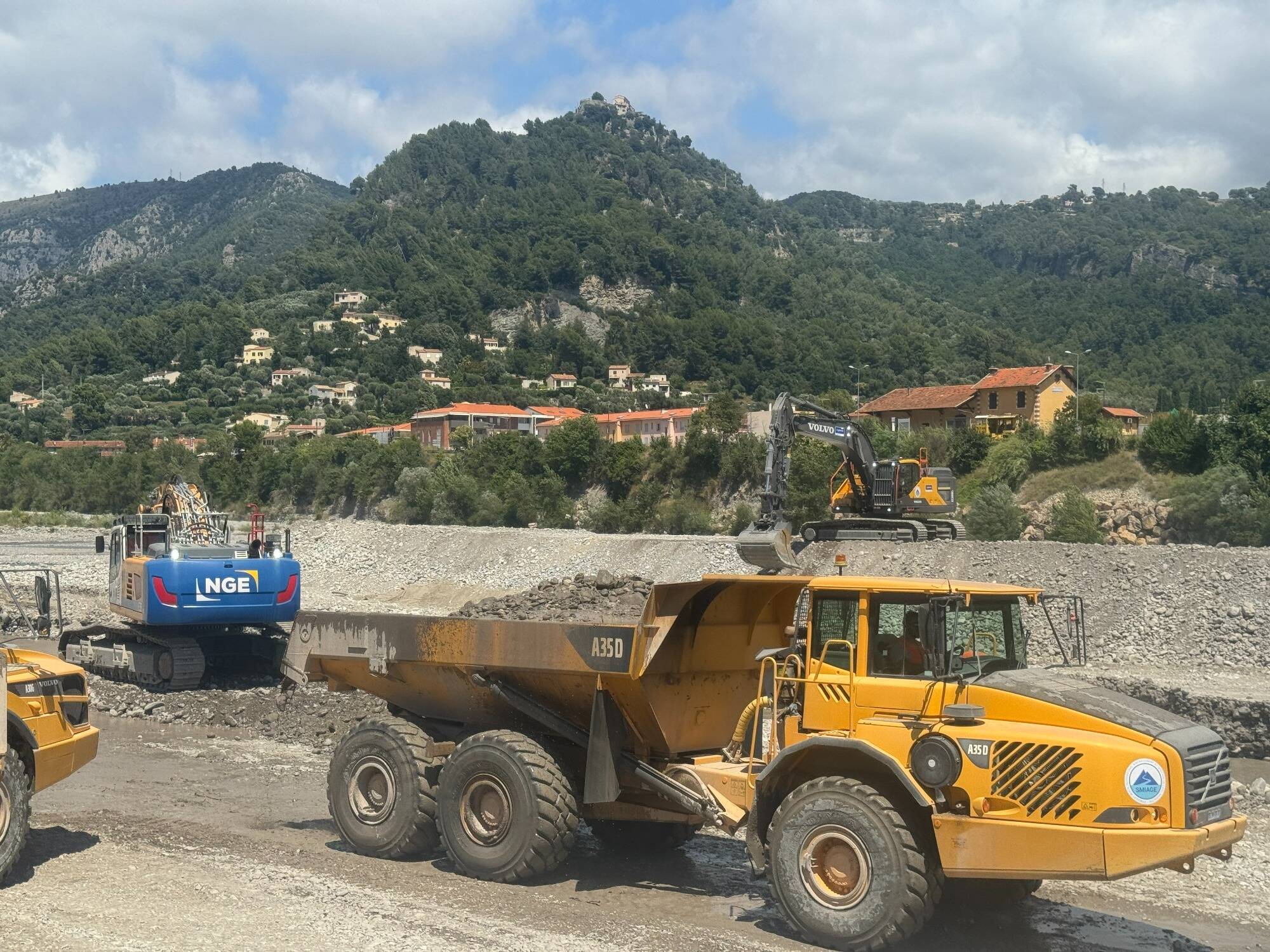 Après les intempéries de ce début d'été, un chantier d'urgence en cours sur une berge du fleuve Var
