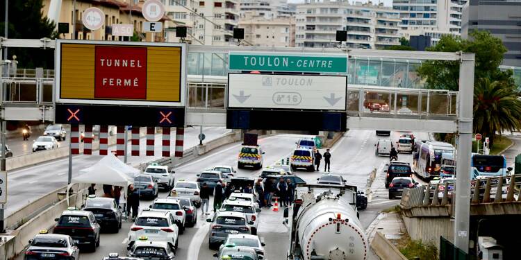 Un taxi des Alpes-de-Haute-Provence pris à partie, les entrées de Toulon bloquées, la mobilisation prolongée... suivez notre direct
