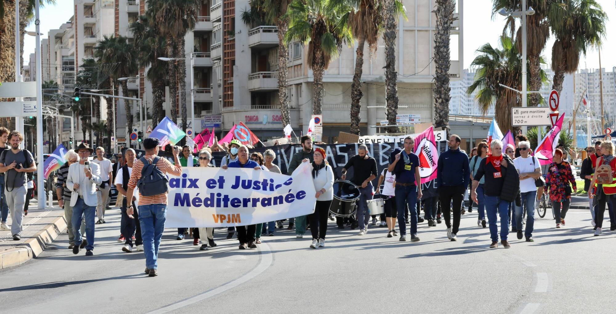 50 migrants placés en sécurité à la mi-journée annonce SOS Méditerranée ... suivez en direct l'arrivée de l'Ocean Viking à Toulon