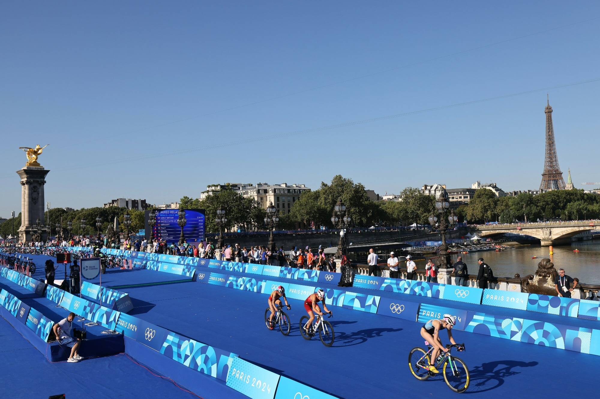 Triathlon: le rêve de médaille s'envole pour le relais mixte français aux JO, qui termine 4e