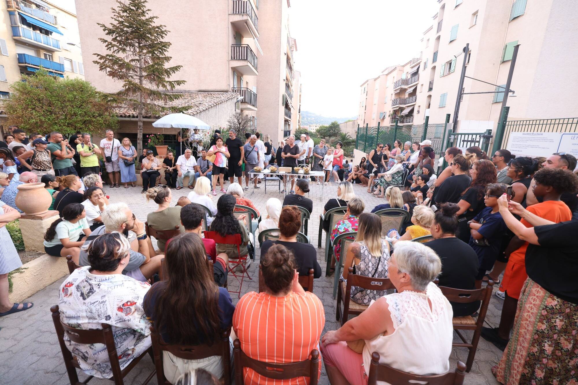 Kamilya, la fillette de 7 ans percutée par un motard à Vallauris, est décédée, annonce son papa lors d'un rassemblement