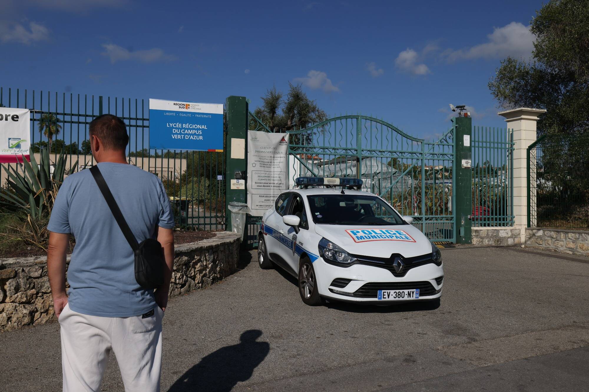 Attaque au couteau au lycée horticole d'Antibes: la petite amie de l'assaillant interpellée, une autre interpellation dans le Var