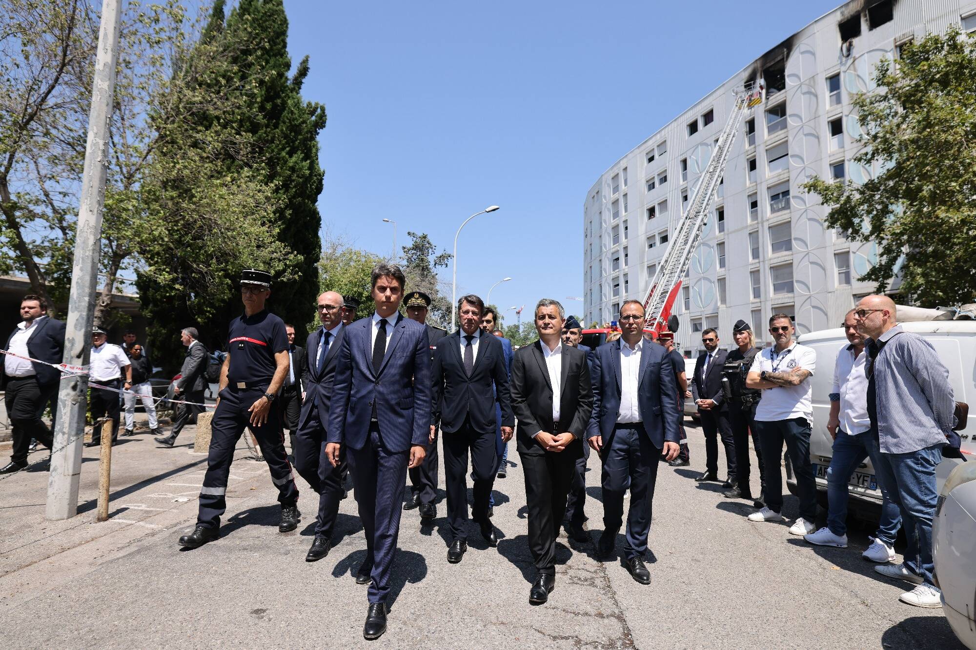 "Ils ont directement extrait 5 personnes des flammes": l'hommage de Gabriel Attal aux sapeurs-pompiers azuréens après l'incendie aux Moulins à Nice