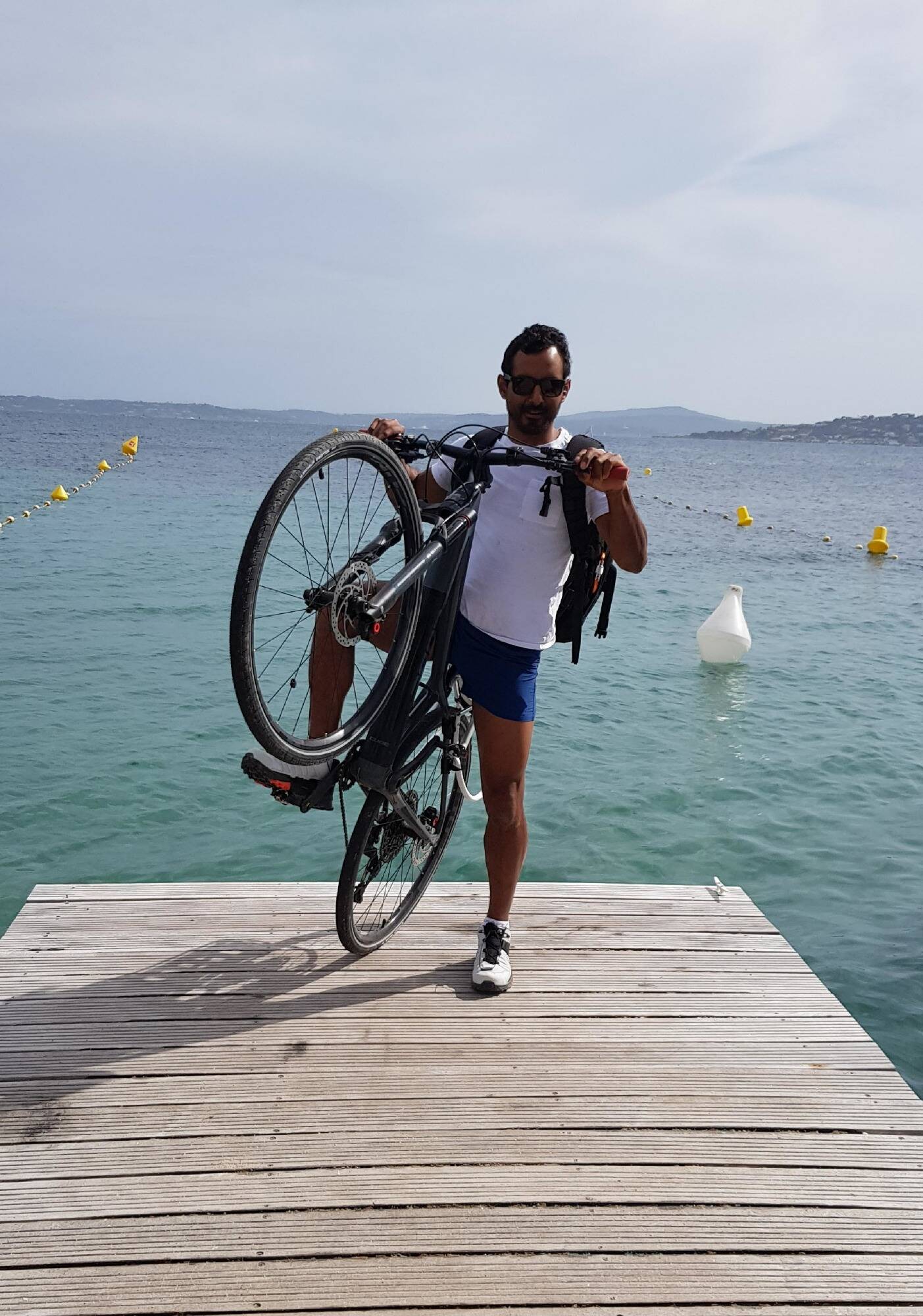 Parti du Var, il va jusqu'au mont Blanc à vélo avant de le gravir jusqu'au sommet... et de repartir à vélo