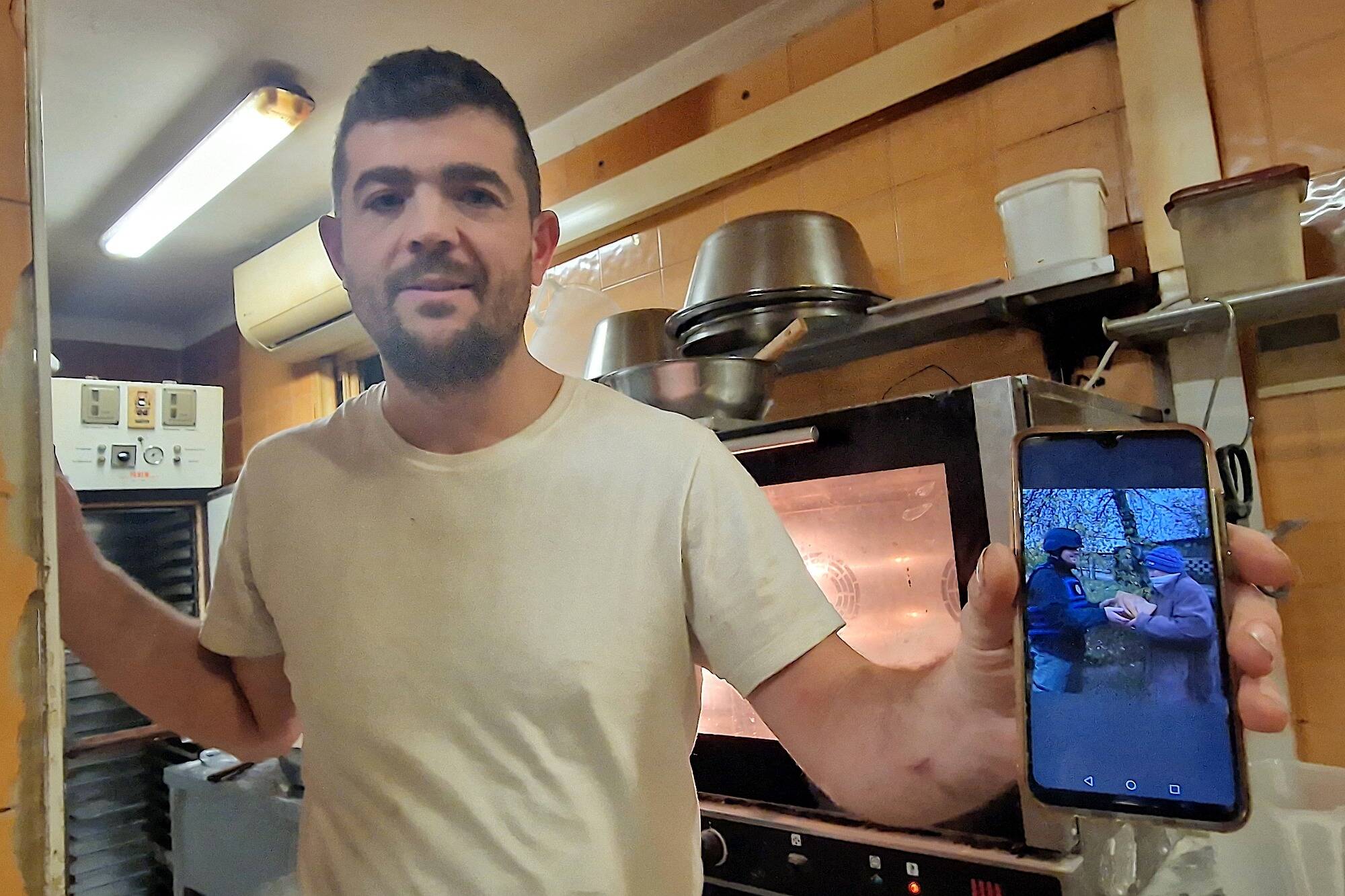 "Les obus sifflaient au-dessus de nos têtes": ce boulanger varois parti sur le front pour aider la population en Ukraine témoigne