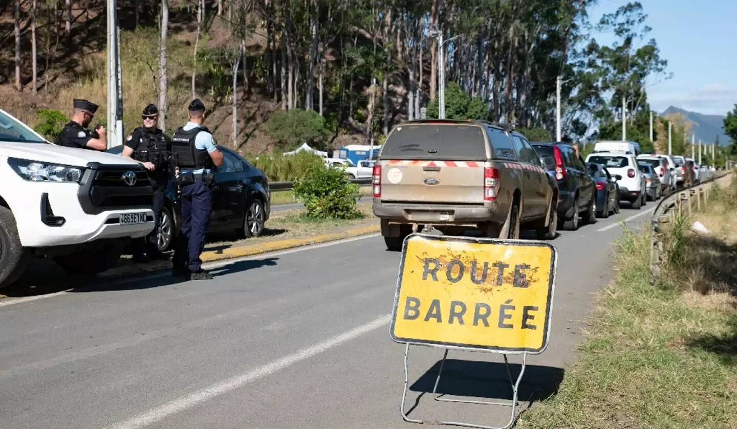 Barrage de gendarmerie sur la route d'accès à la commune de Mont-Dore, en Nouvelle-Calédonie, le 8 octobre 2024. 