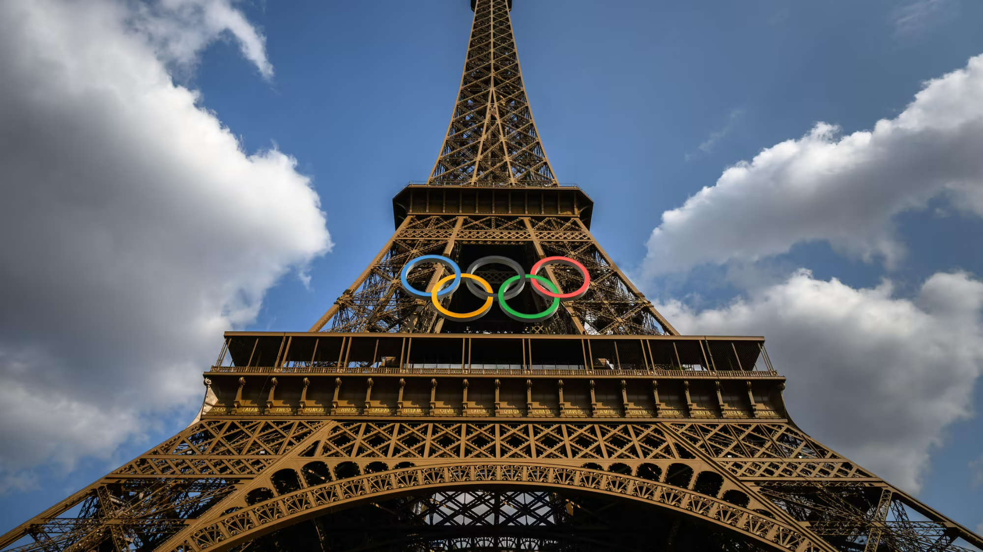 "Elle doit rester un symbole de Paris et de la France": les descendants de Gustave Eiffel s'opposent au maintien des anneaux olympiques sur la tour Eiffel