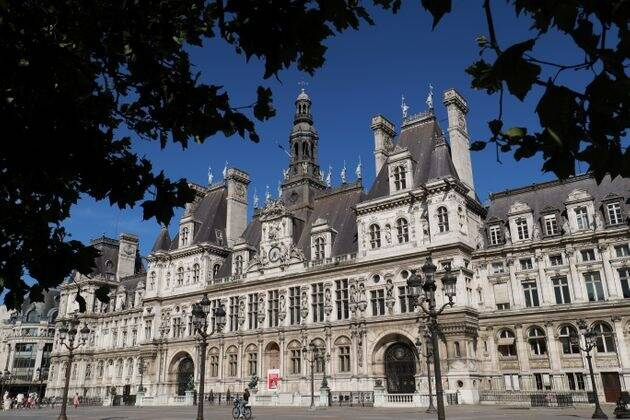 L'Hôtel de Ville de Paris et la porte de Brandebourg à Berlin aux couleurs de l'Ukraine ce mercredi soir