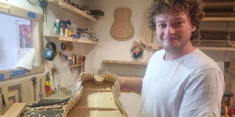 À Mouans-Sartoux, ce jeune luthier fabrique votre guitare sur mesure