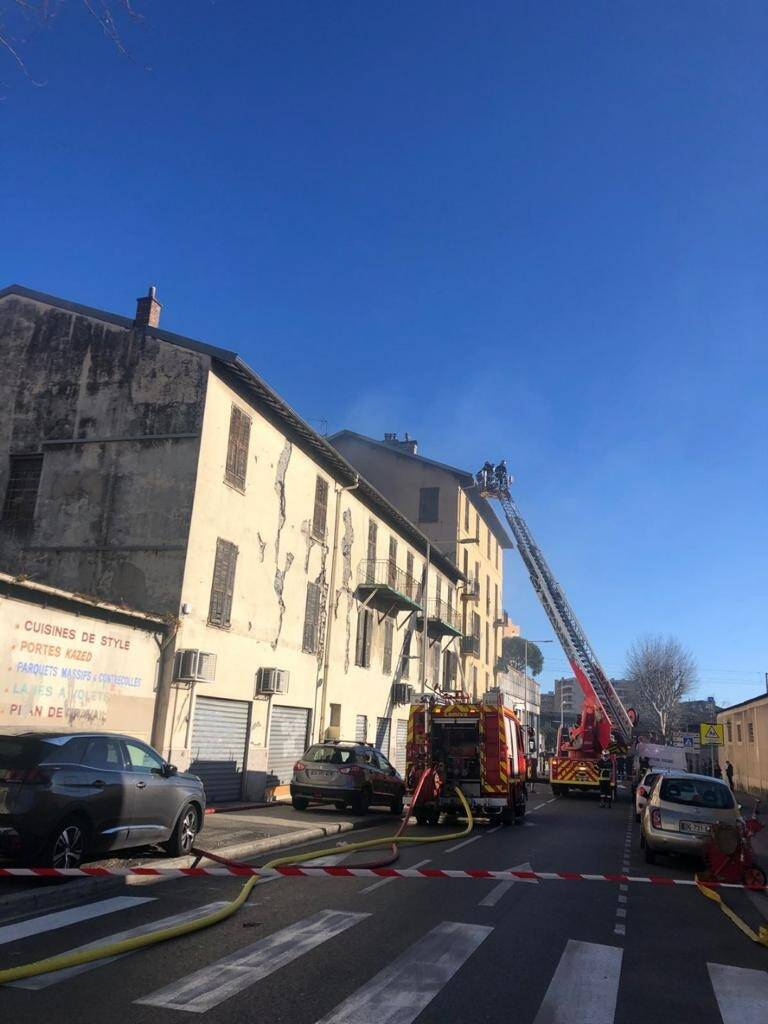 Un incendie en cours ce mardi au squat du 56, route de Turin à Nice