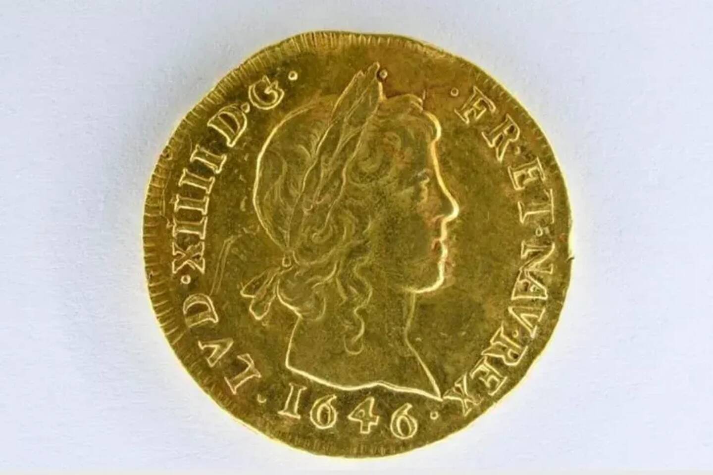 Mis à prix à 15 000 euros, ce Louis d'or très rare, figurant Louis XIV enfant, les cheveux tombant sur le cou, a été adjugé pour 46.000 € par le commissaire-priseur Deloys à Angers le 29 septembre 2021.