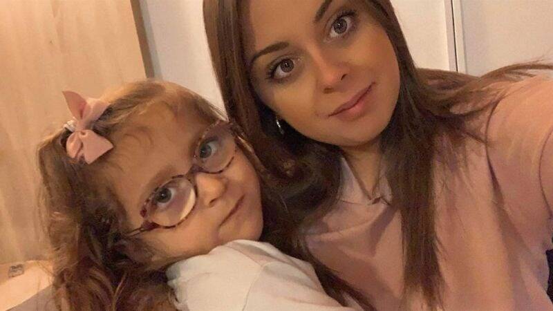 "Aujourd'hui, elle ne parle plus, ne marche plus...": la petite Giulia a été infectée il y a 3 ans par la bactérie E.coli