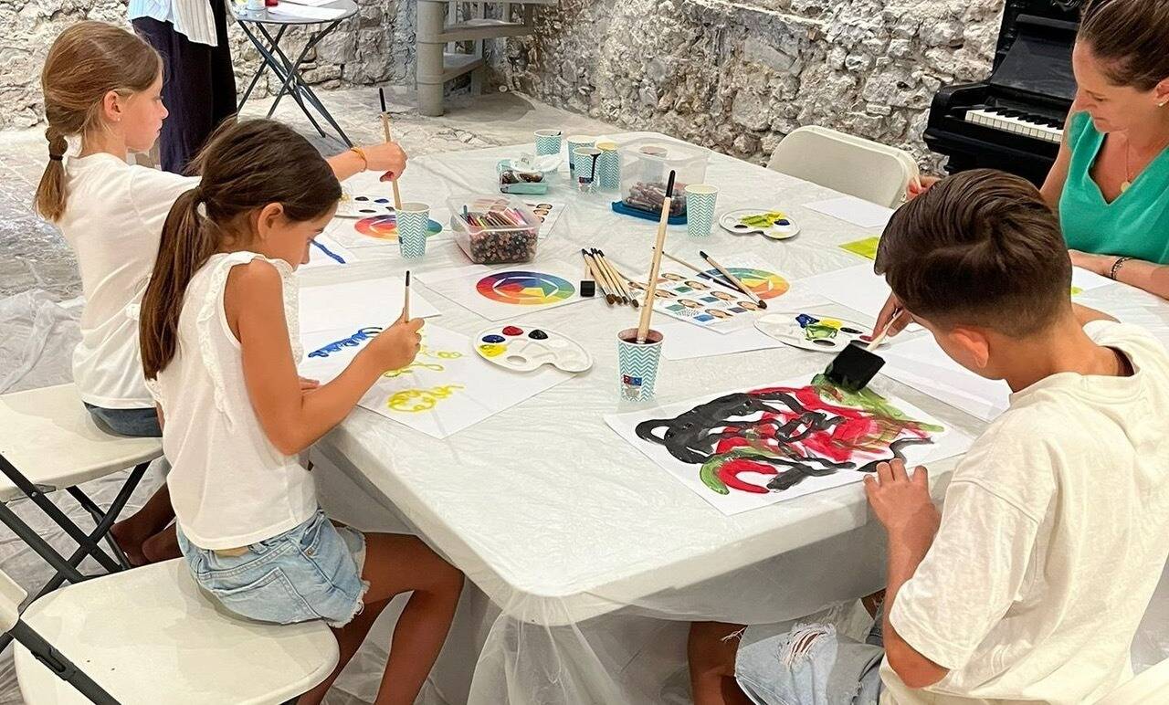 Envie de faire découvrir l'art abstrait à vos enfants? Participez aux ateliers d'été au musée FAMM de Mougins