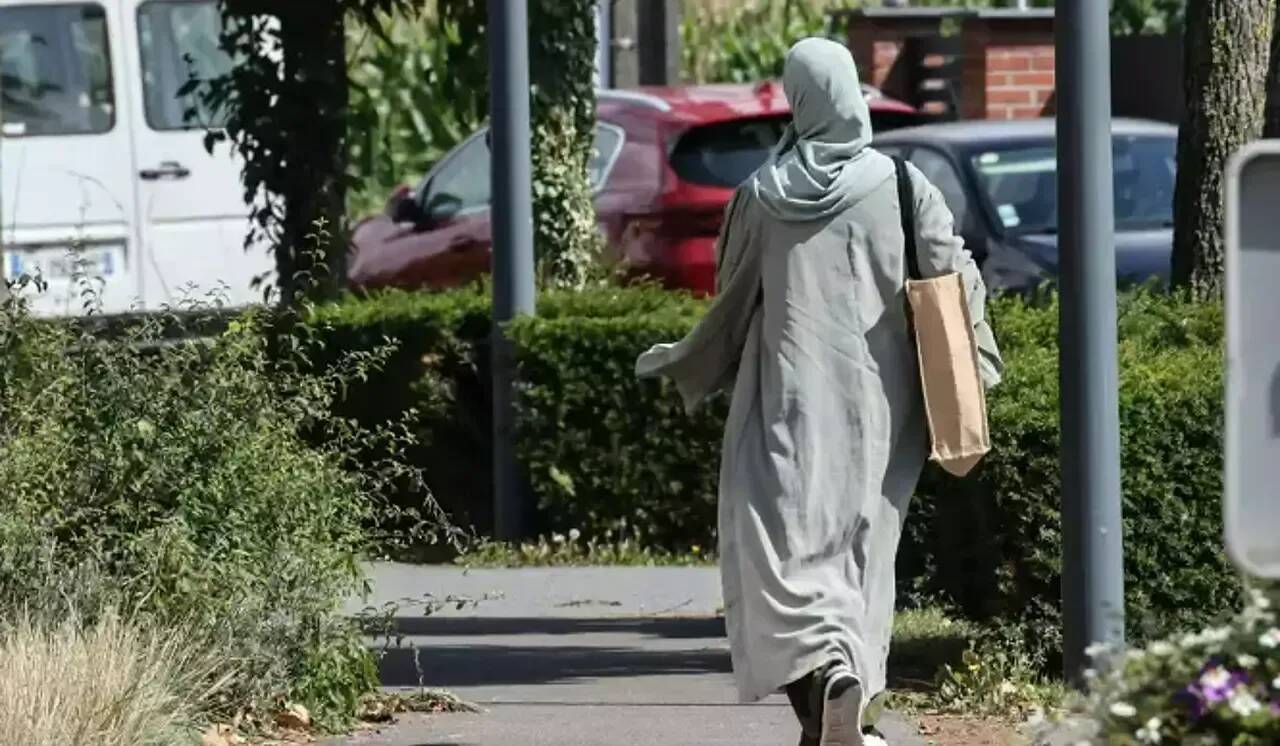 Abaya: trois mois avec sursis pour le père de famille qui a menacé un proviseur