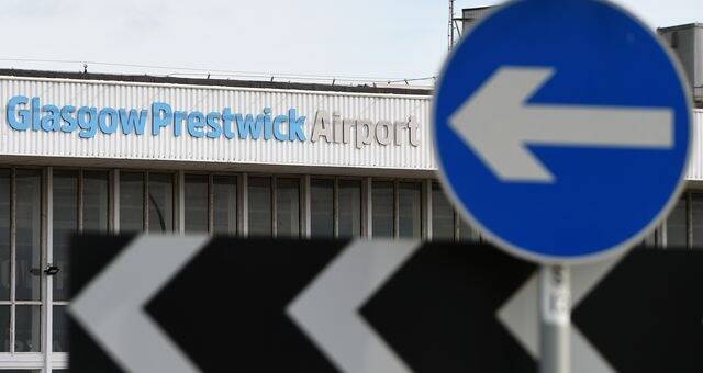 Un homme arrêté à l'aéroport de Glasgow après avoir perturbé un vol, enquête de la police antiterroriste
