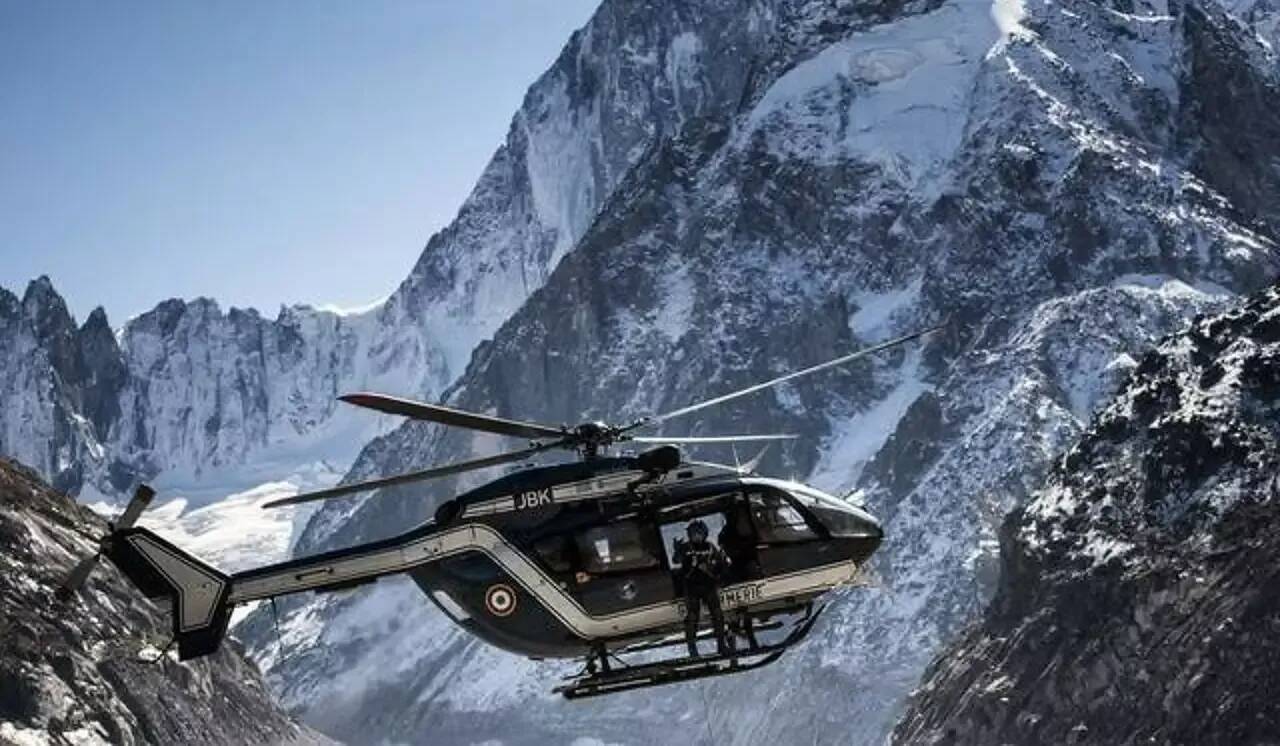 Il tentait de rejoindre son enfant tombé sur une piste noire: un skieur fait une chute mortelle de 300 mètres dans une station savoyarde