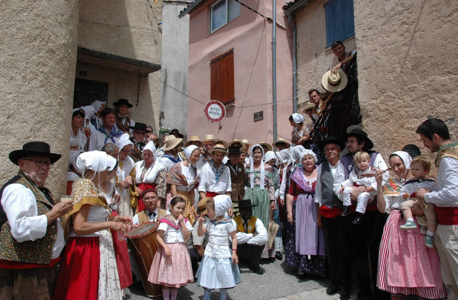 Le hameau de La Sagne renoue avec la tradition: les costumes provençaux ressortent pour une Sainte-Anne inoubliable