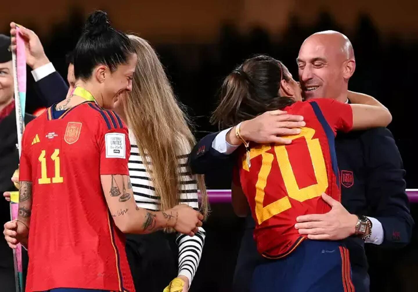 Luis Rubiales (d), alors patron du foot espagnol, félicite la défenseuse Rocio Galvez (2e à d) aux côtés de la milieu de terrain Jennifer Hermoso (g), après la victoire de l'Espagne en finale de la Coupe du monde de football, le 20 août 2023 à Sydney