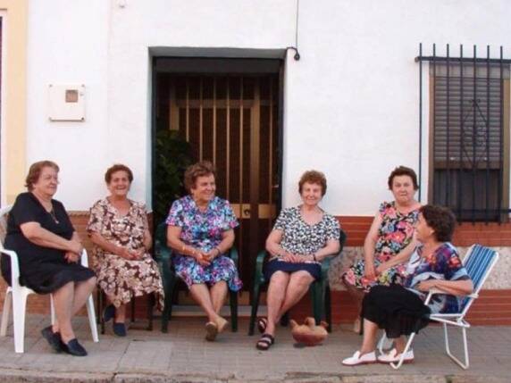 "Touchez pas à nos grands-mères": la police espagnole déclenche une polémique sur les réseaux sociaux en publiant une photo de femmes âgées