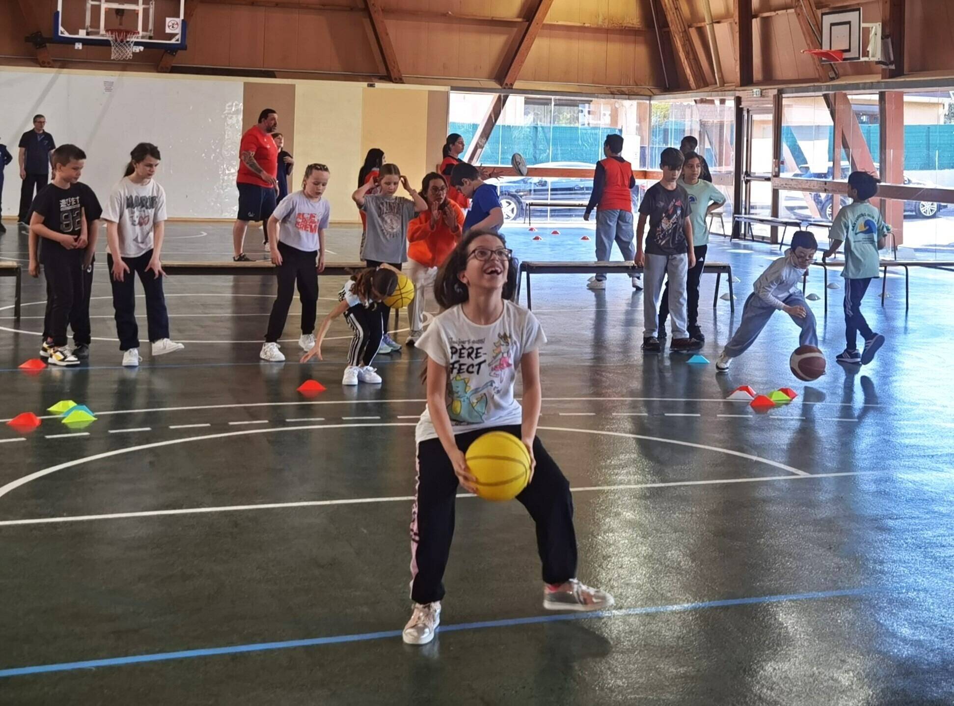 "Coopérer et tirer le meilleur de chacun": à Six-Fours, élèves valides et handicapés ont partagé une journée sportive ludique en faveur de l'inclusion