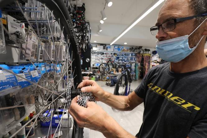 "On pourrait en vendre deux fois plus, mais on ne peut pas!". Ce Technicien-vendeur de vélos à Nice exaspéré par la pénurie de matières premières