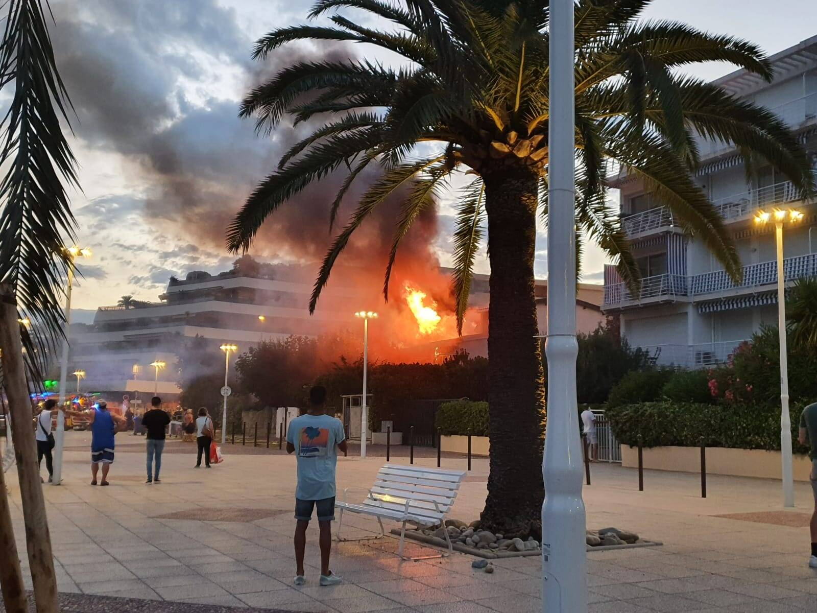 Esplanade Des Goelands Saint Laurent Du Var Une maison en feu sur le bord de mer de Saint-Laurent-du-Var - Nice-Matin