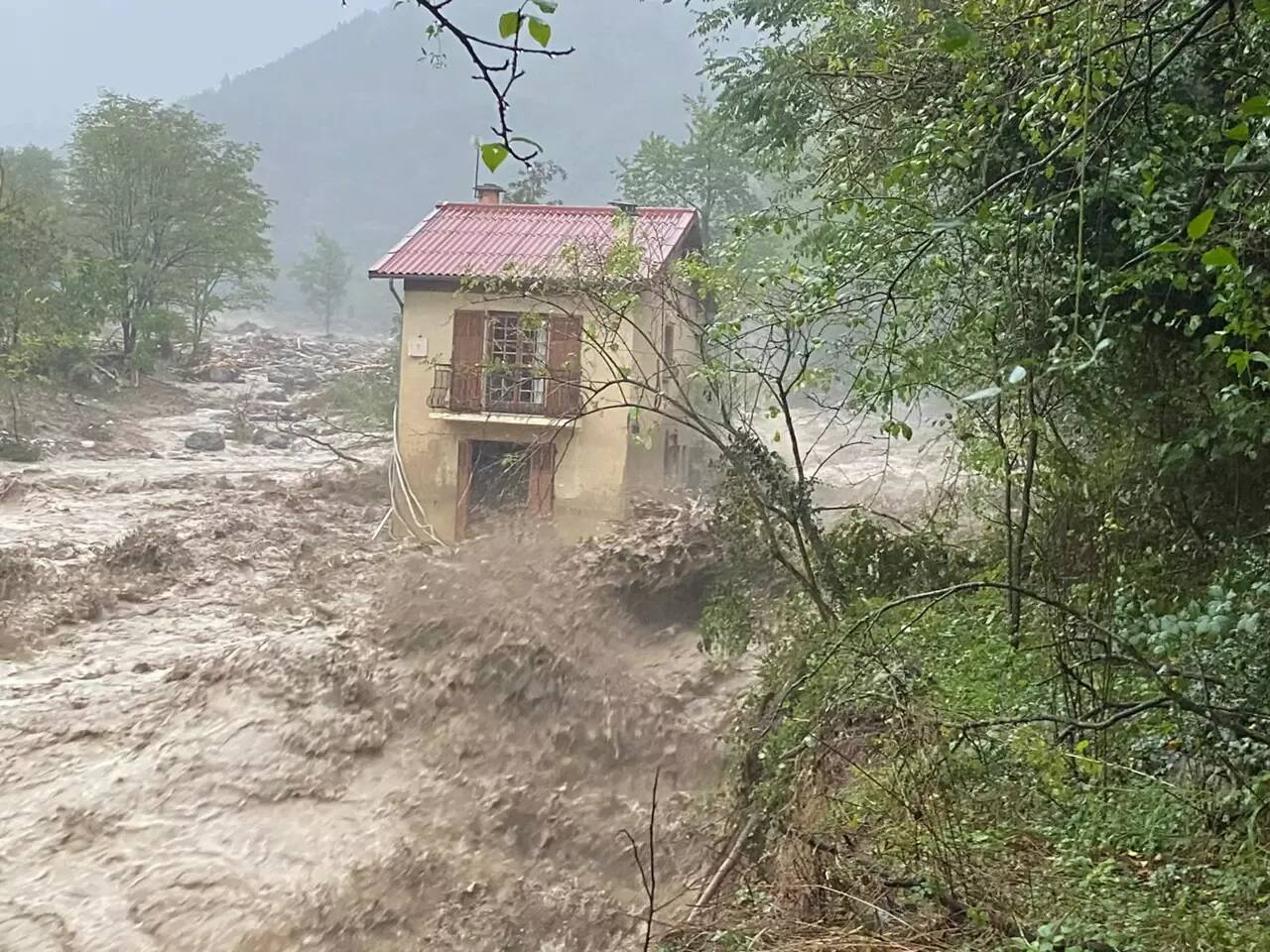 Une stèle érigée dans l'arrière-pays en mémoire de deux disparus de la tempête Alex vraisemblablement emportée par la dépression Aline