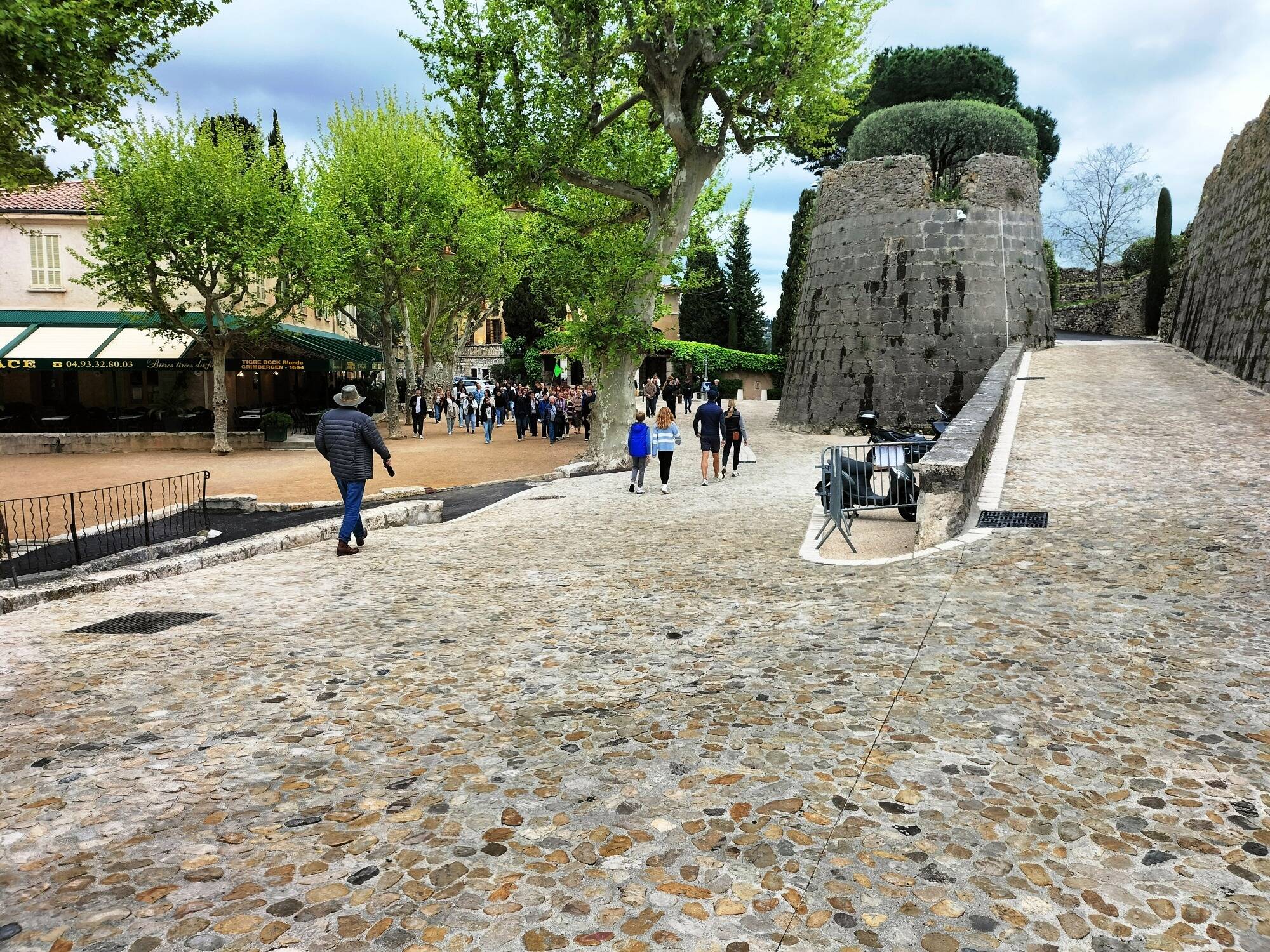 "Le résultat est magnifique": l'entrée du village le plus célèbre de la Côte d'Azur fait sa métamorphose (et c'est réussi)