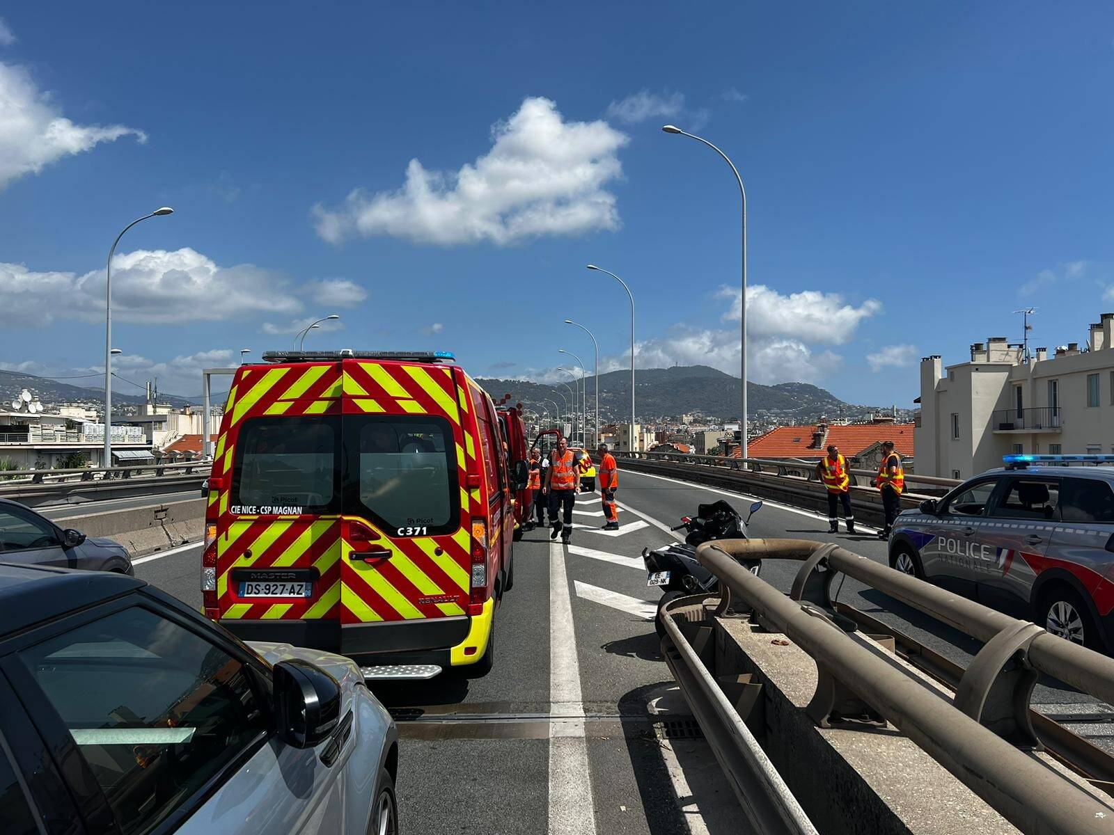 Trois blessés dans un accident impliquant deux scooters et une voiture sur la voie rapide à Nice