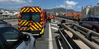 Trois blessés dans un accident sur la voie rapide impliquant deux scooters et une voiture