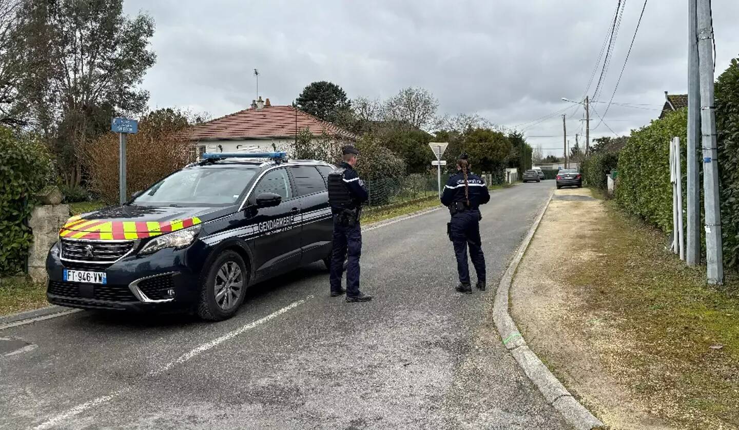 Des gendarmes sécurisent la zone à Méreau, dans le Cher, après l'enlèvement du cofondateur de Ledger, le 23 janvier 2025.