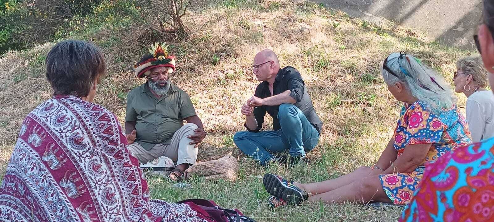 Les participants ont pu rencontrer un chef papou au 4e Festival de la forêt à La Garde-Freinet