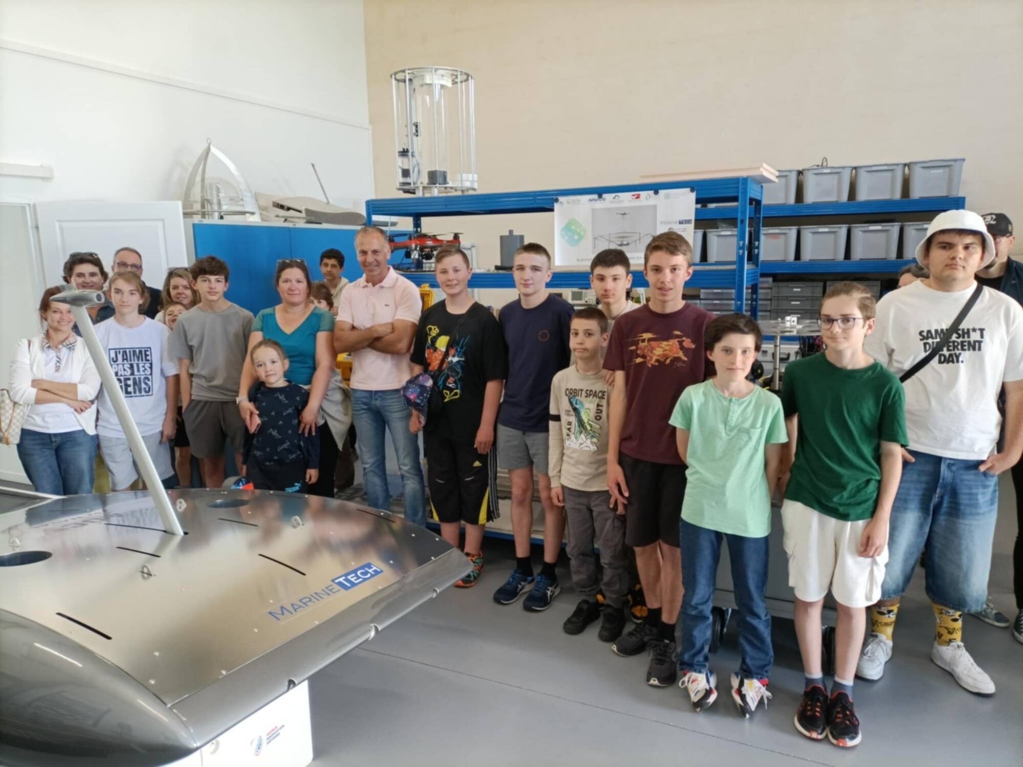 Les jeunes de l'association L'École des robots à la découverte des métiers de l'ingénierie maritime et de l'innovation technologique à Six-Fours