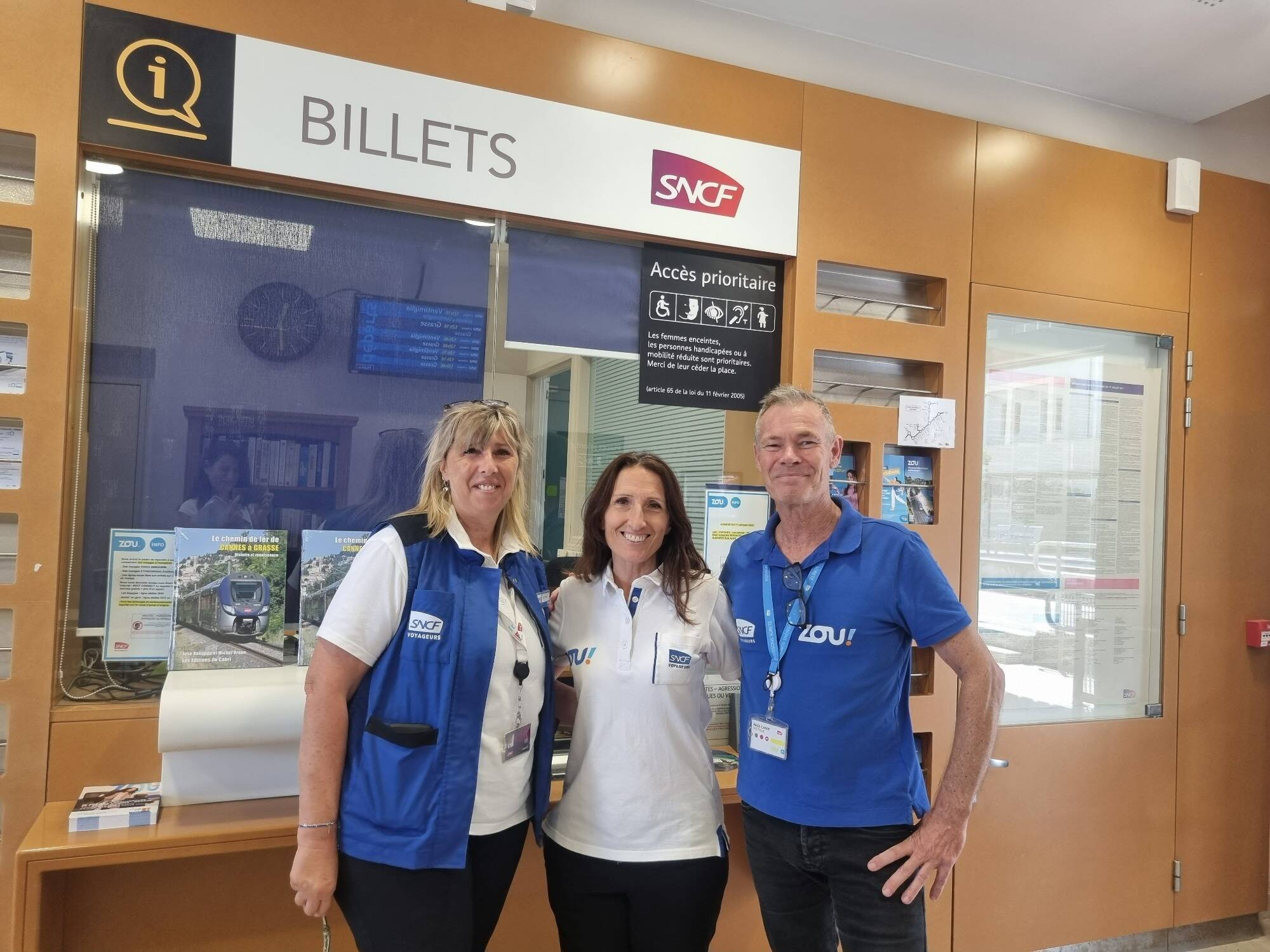 "On se sent vraiment utiles", ce guichet SNCF résiste encore malgré les fermetures dans les gares des Alpes-Maritimes