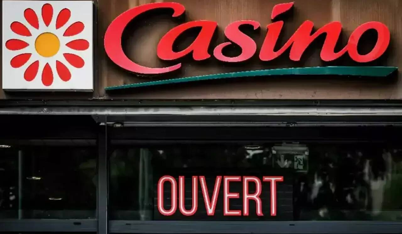 Casino a annoncé aux syndicats la cession de 288 super et hypermarchés à Auchan et Intermarché