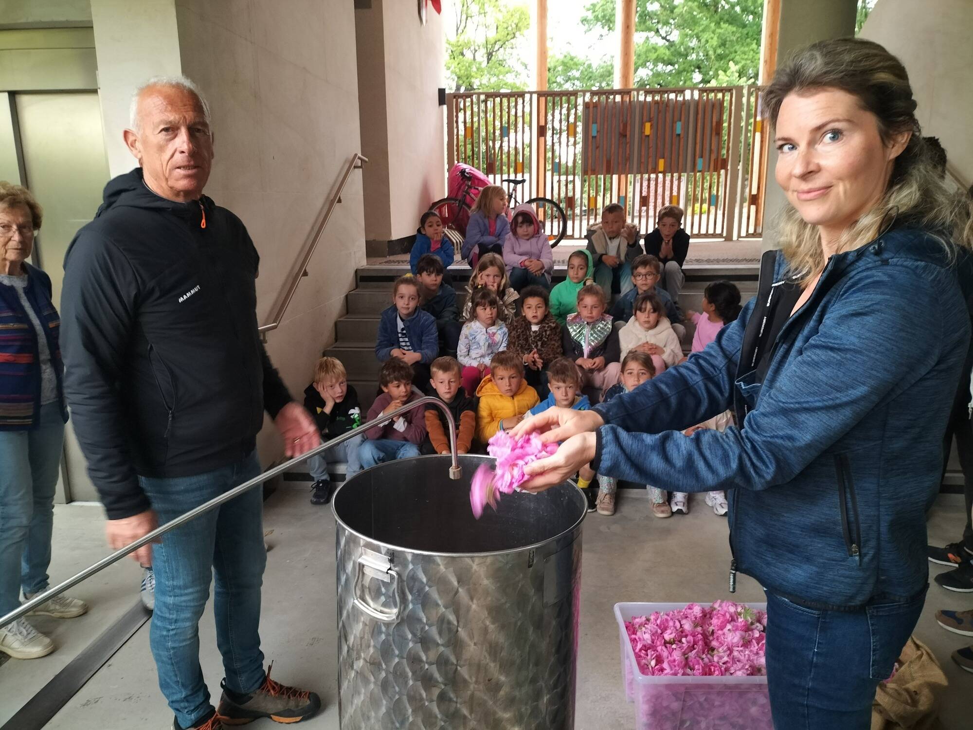 Les secrets de la distillation de la rose centifolia dévoilés aux écoliers à Opio