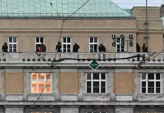"Arsenal énorme", "acte insensé"... la police cherche à comprendre les motivations du tueur de la fusillade à l'université de Prague