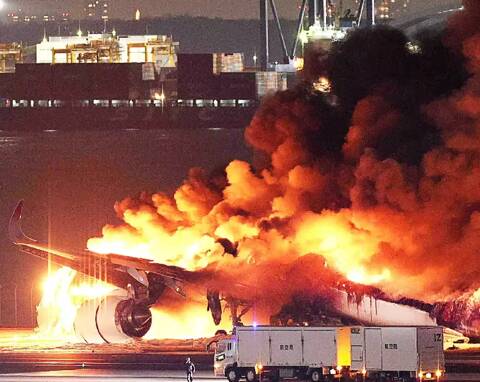 Japon: les images impressionnantes de l'avion de ligne en flammes sur le  tarmac de l'aéroport de Tokyo-Haneda