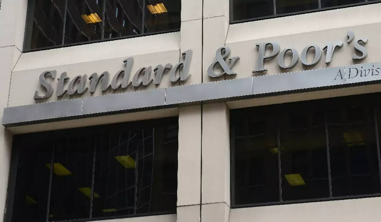 Rattrapée par ses déficits, la France voit sa note souveraine abaissée par S&P