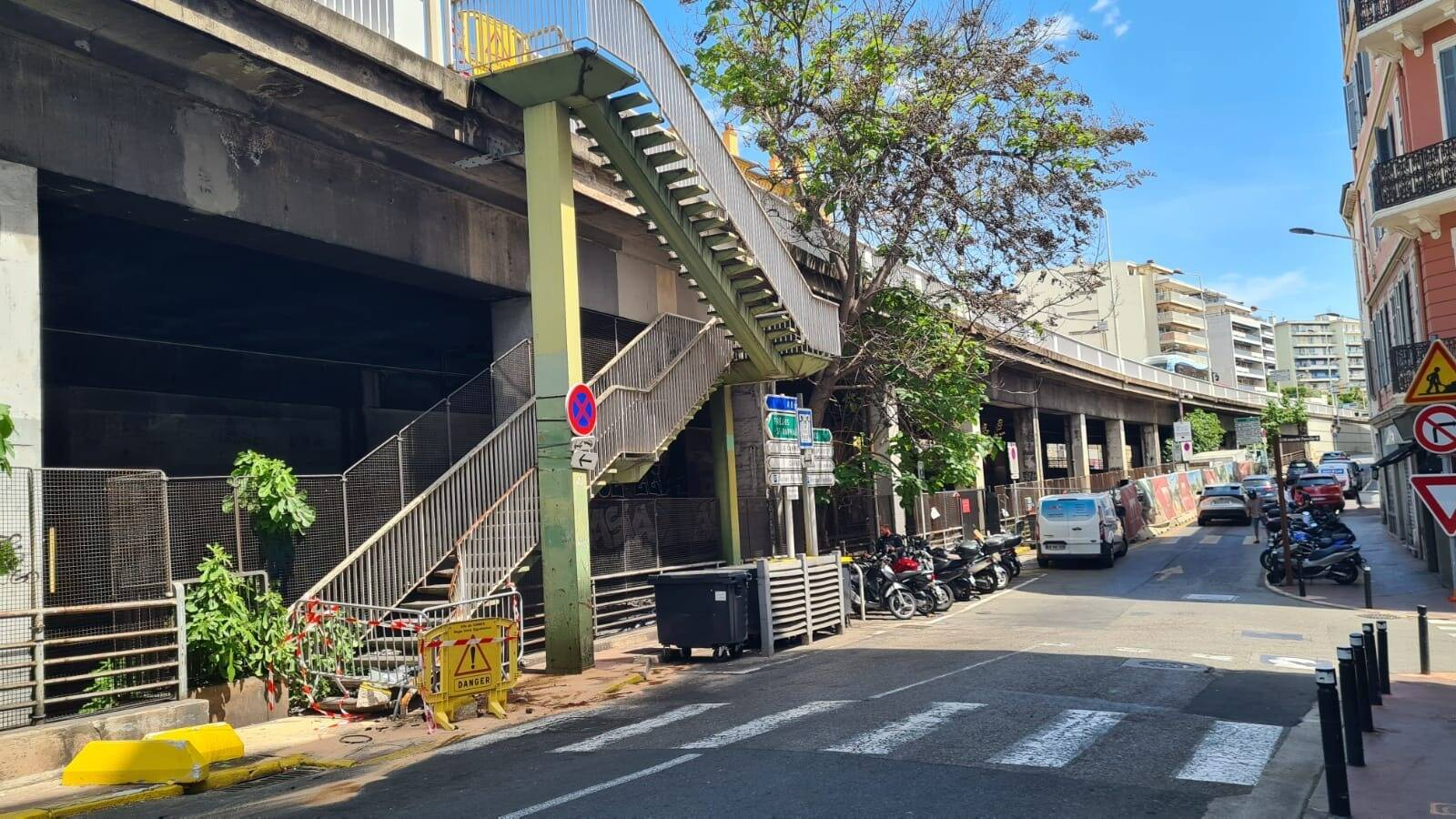 Une voiture percute deux piétons et finit sa course dans du mobilier urbain à Cannes
