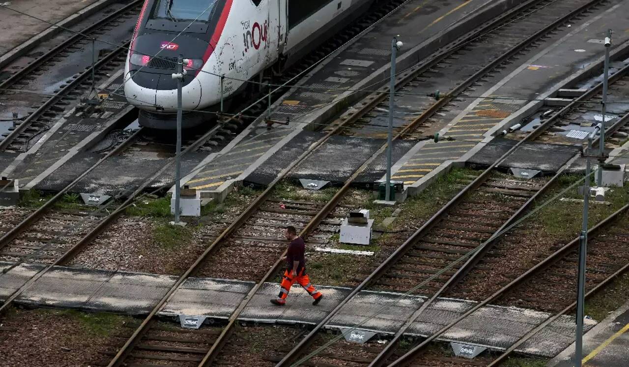 "Attaque massive", acte criminel, 800.000 voyageurs de la SNCF concernés: ce que l'on sait des perturbations sur le réseau TGV