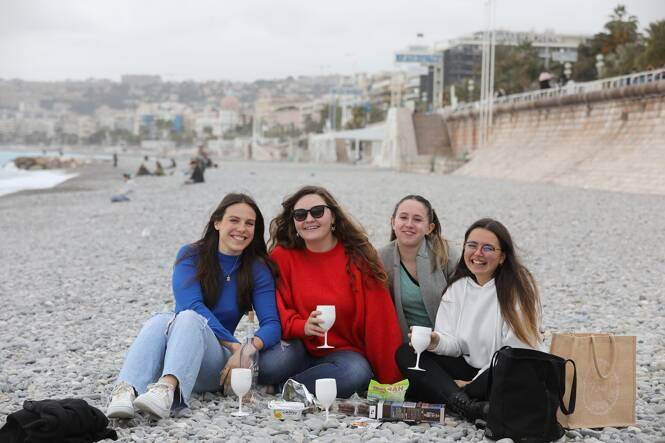 "Ici, on peut nager tous les jours": comment touristes et locaux profitent de la météo exceptionnelle sur la Côte d'Azur