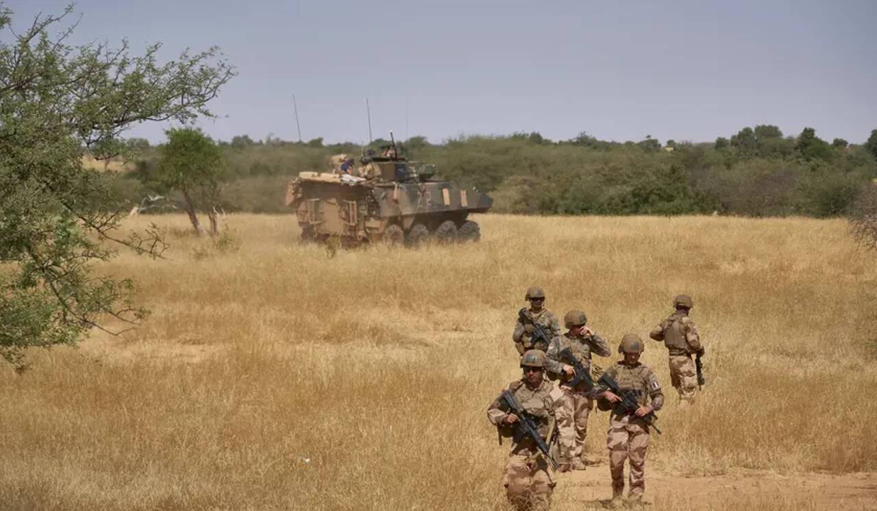 Trois morts dans de nouveaux heurts sur la route du convoi militaire français au Sahel