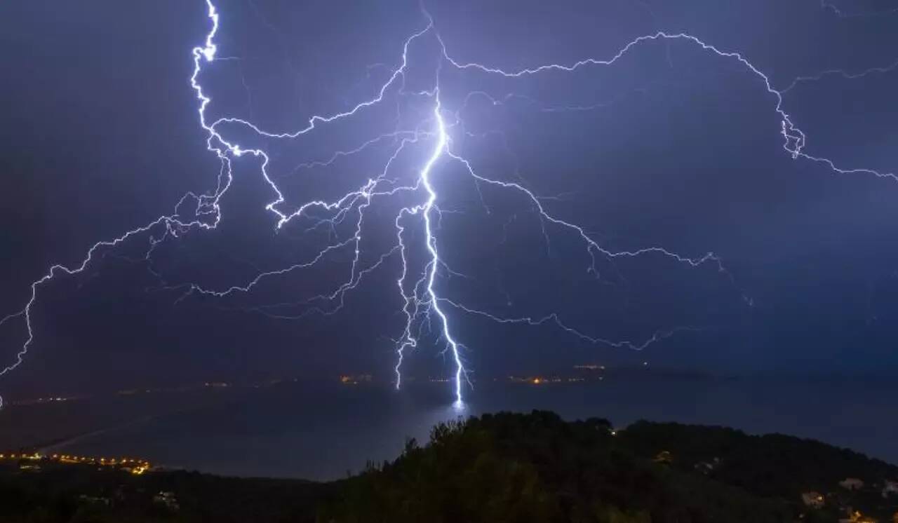 En Italie, un météorologue est frappé par la foudre alors qu'il sortait chercher son chat (avec un parapluie)