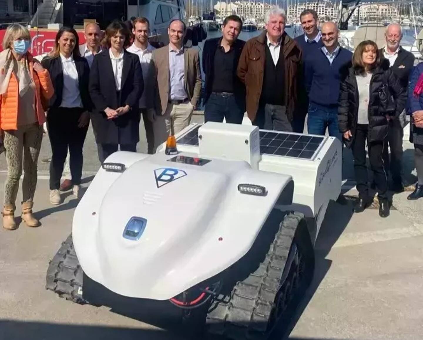Les élus et le public ont découvert le BeBot, le robot électrique nettoyeur des plages.